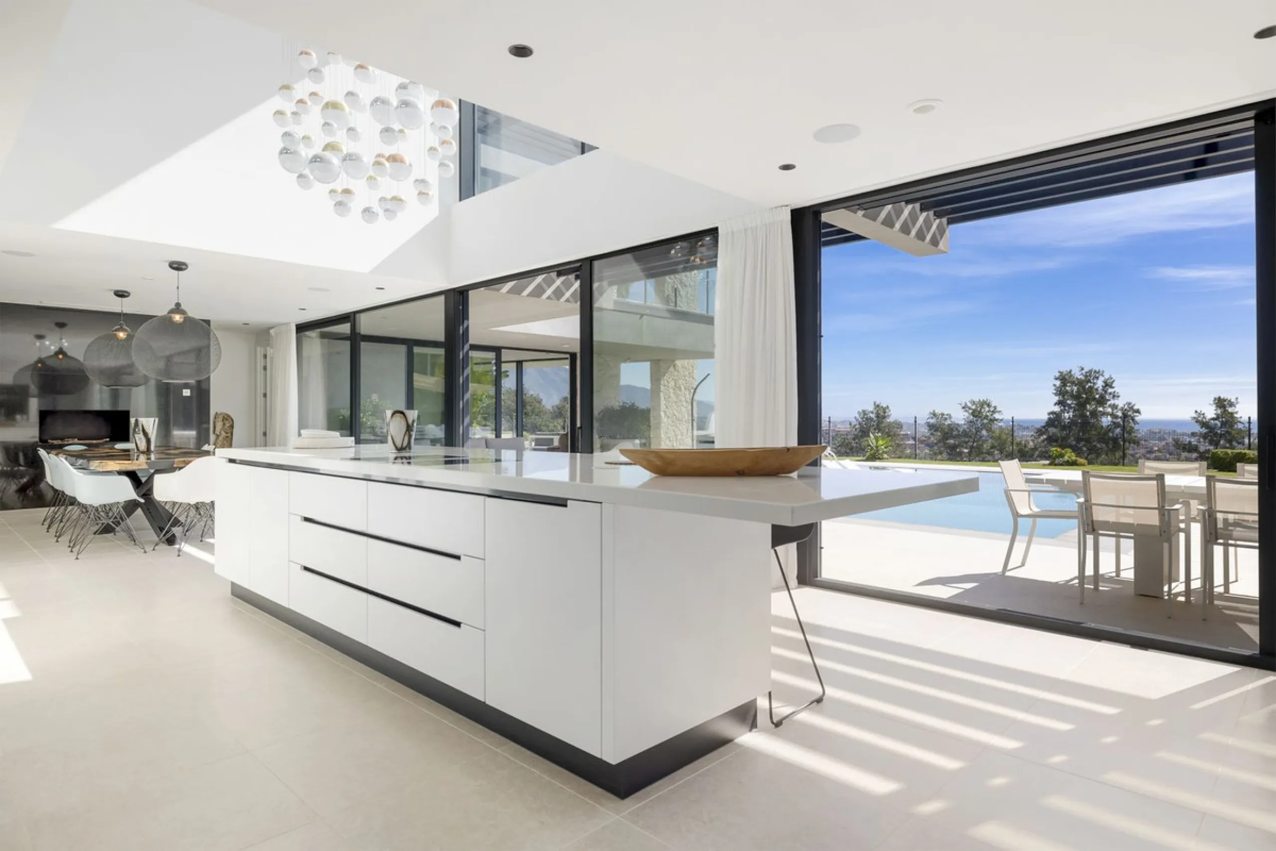 Newly built contemporary villa situated in the prestigious urbanization of La Alquería, Benahavís. Positioned frontline golf and facing east to south, the property offers panoramic views of the Mediterranean Sea, the coastline, and the iconic La Concha mo