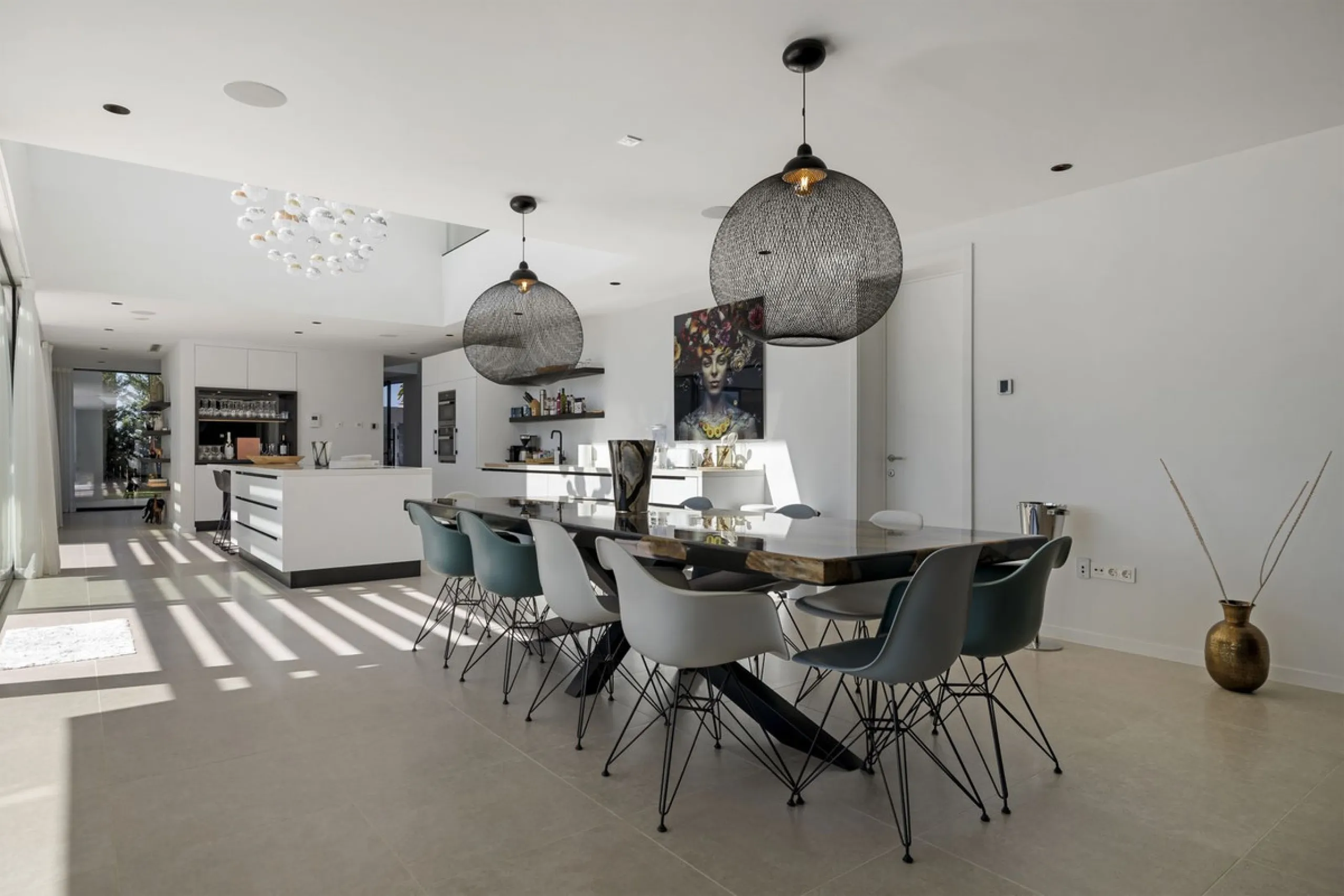 Newly built contemporary villa situated in the prestigious urbanization of La Alquería, Benahavís. Positioned frontline golf and facing east to south, the property offers panoramic views of the Mediterranean Sea, the coastline, and the iconic La Concha mo