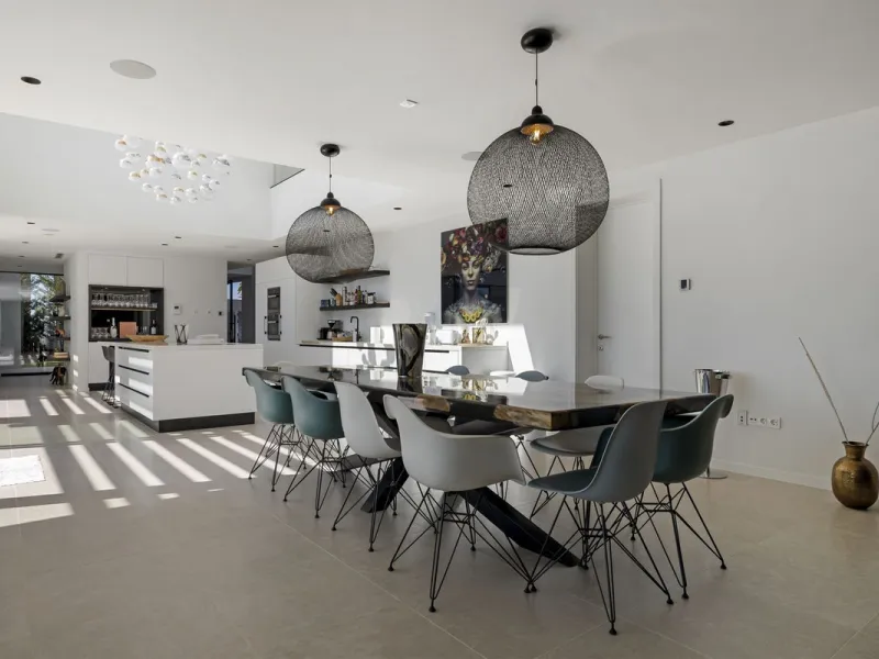 Newly built contemporary villa situated in the prestigious urbanization of La Alquería, Benahavís. Positioned frontline golf and facing east to south, the property offers panoramic views of the Mediterranean Sea, the coastline, and the iconic La Concha mo