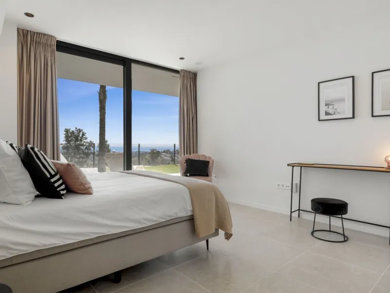 Newly built contemporary villa situated in the prestigious urbanization of La Alquería, Benahavís. Positioned frontline golf and facing east to south, the property offers panoramic views of the Mediterranean Sea, the coastline, and the iconic La Concha mo