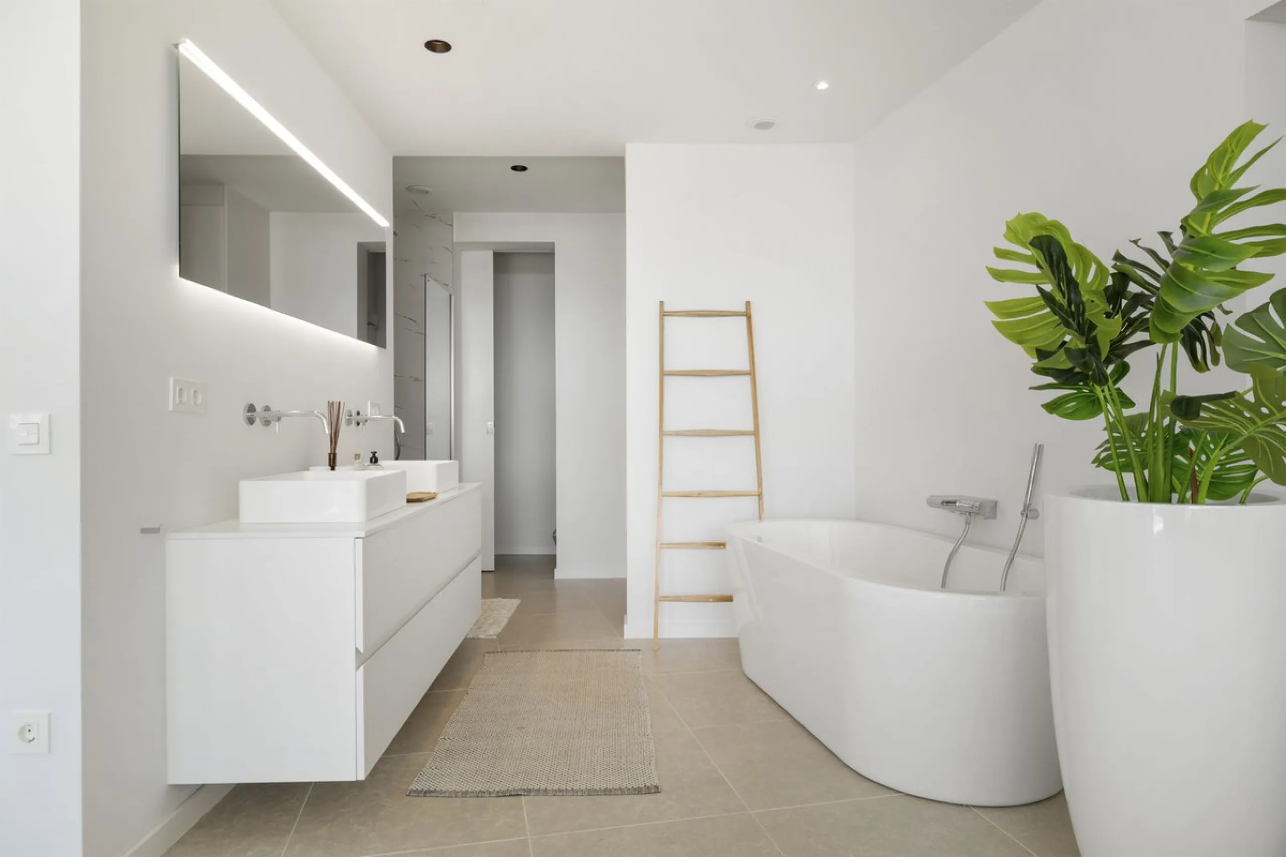 Newly built contemporary villa situated in the prestigious urbanization of La Alquería, Benahavís. Positioned frontline golf and facing east to south, the property offers panoramic views of the Mediterranean Sea, the coastline, and the iconic La Concha mo