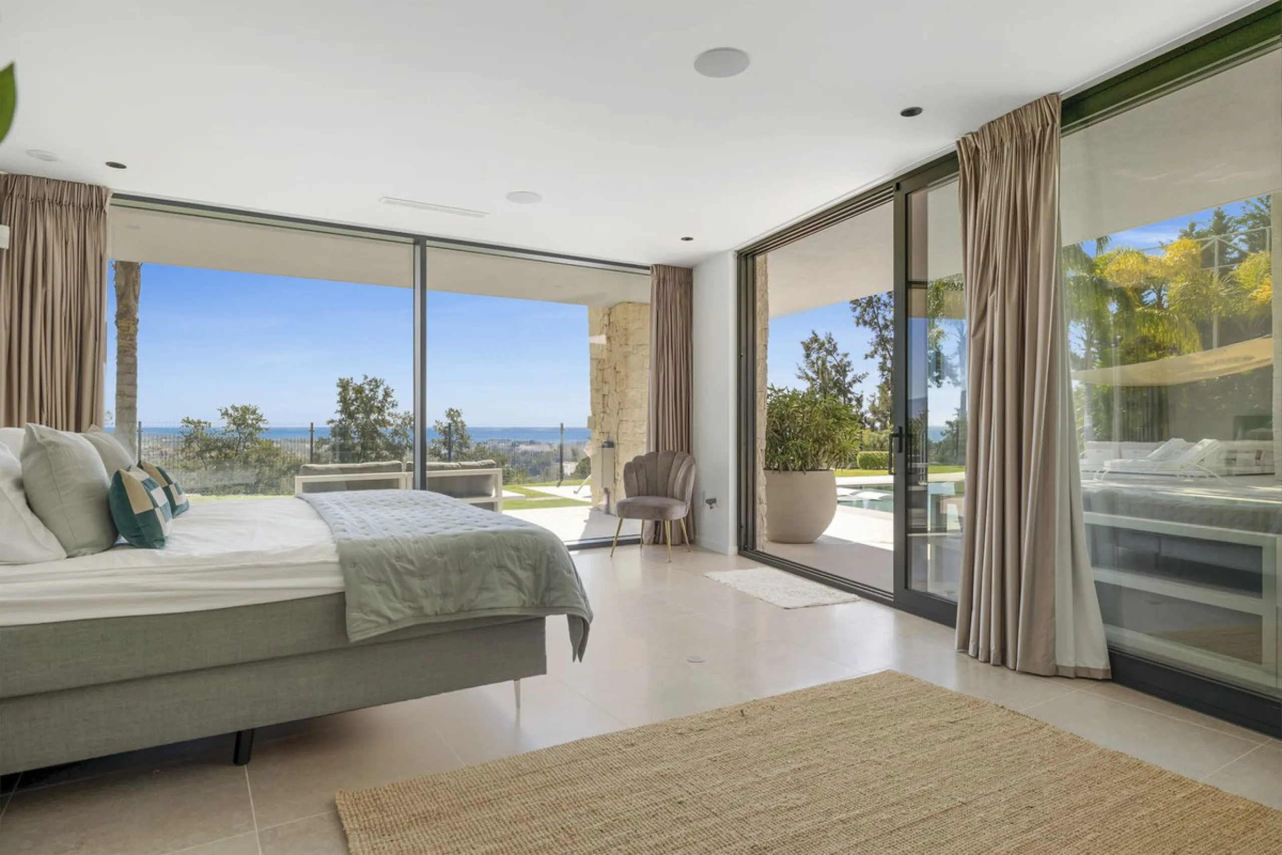 Newly built contemporary villa situated in the prestigious urbanization of La Alquería, Benahavís. Positioned frontline golf and facing east to south, the property offers panoramic views of the Mediterranean Sea, the coastline, and the iconic La Concha mo