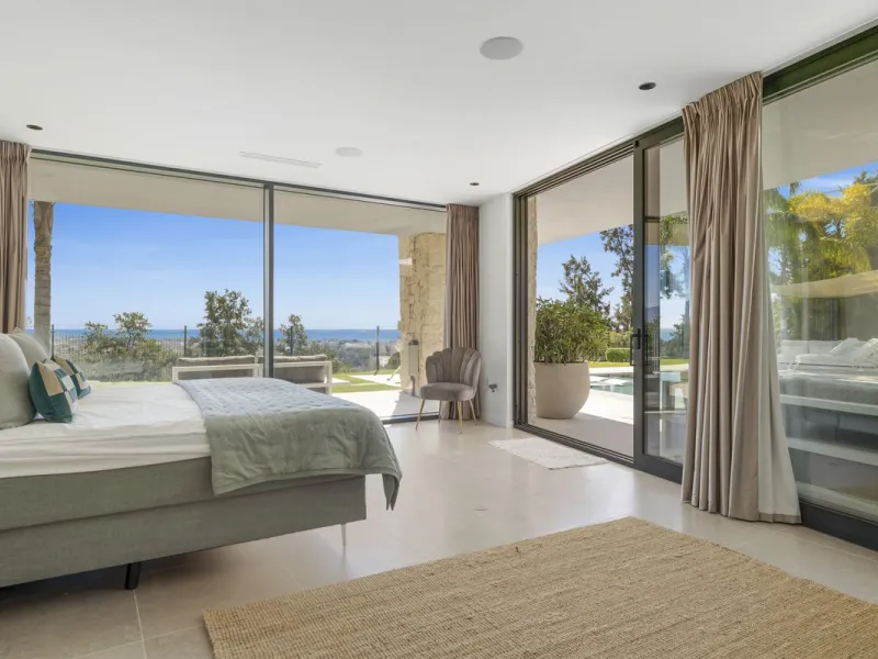 Newly built contemporary villa situated in the prestigious urbanization of La Alquería, Benahavís. Positioned frontline golf and facing east to south, the property offers panoramic views of the Mediterranean Sea, the coastline, and the iconic La Concha mo