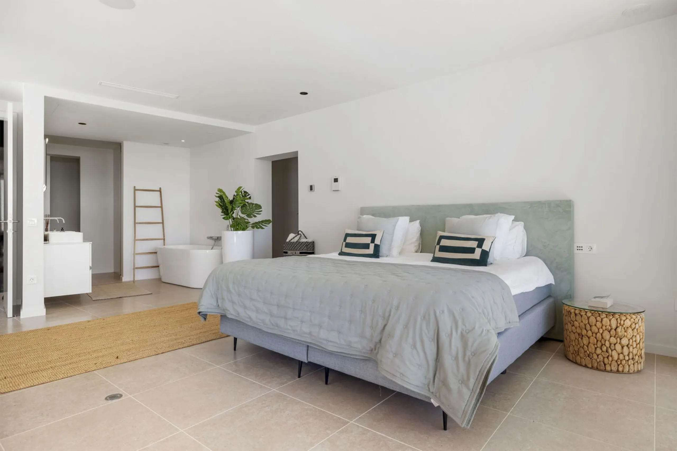 Newly built contemporary villa situated in the prestigious urbanization of La Alquería, Benahavís. Positioned frontline golf and facing east to south, the property offers panoramic views of the Mediterranean Sea, the coastline, and the iconic La Concha mo