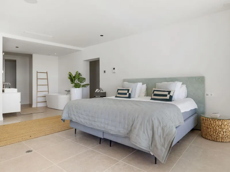 Newly built contemporary villa situated in the prestigious urbanization of La Alquería, Benahavís. Positioned frontline golf and facing east to south, the property offers panoramic views of the Mediterranean Sea, the coastline, and the iconic La Concha mo
