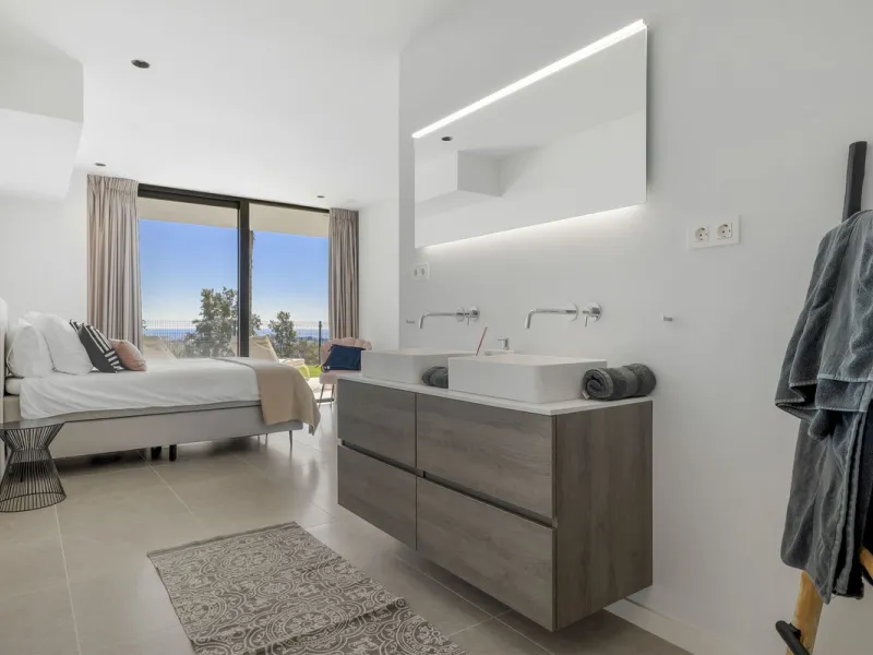Newly built contemporary villa situated in the prestigious urbanization of La Alquería, Benahavís. Positioned frontline golf and facing east to south, the property offers panoramic views of the Mediterranean Sea, the coastline, and the iconic La Concha mo