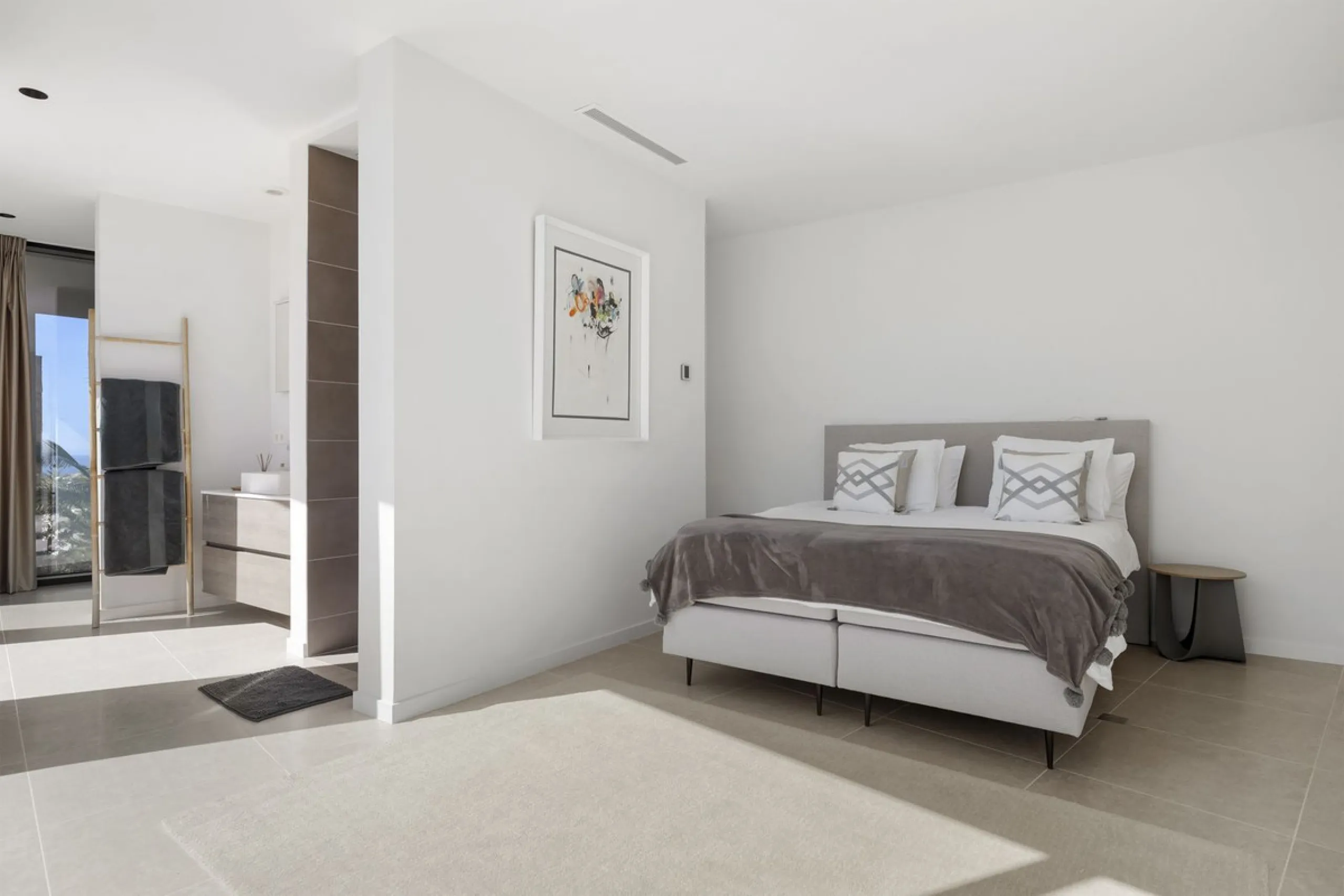 Newly built contemporary villa situated in the prestigious urbanization of La Alquería, Benahavís. Positioned frontline golf and facing east to south, the property offers panoramic views of the Mediterranean Sea, the coastline, and the iconic La Concha mo