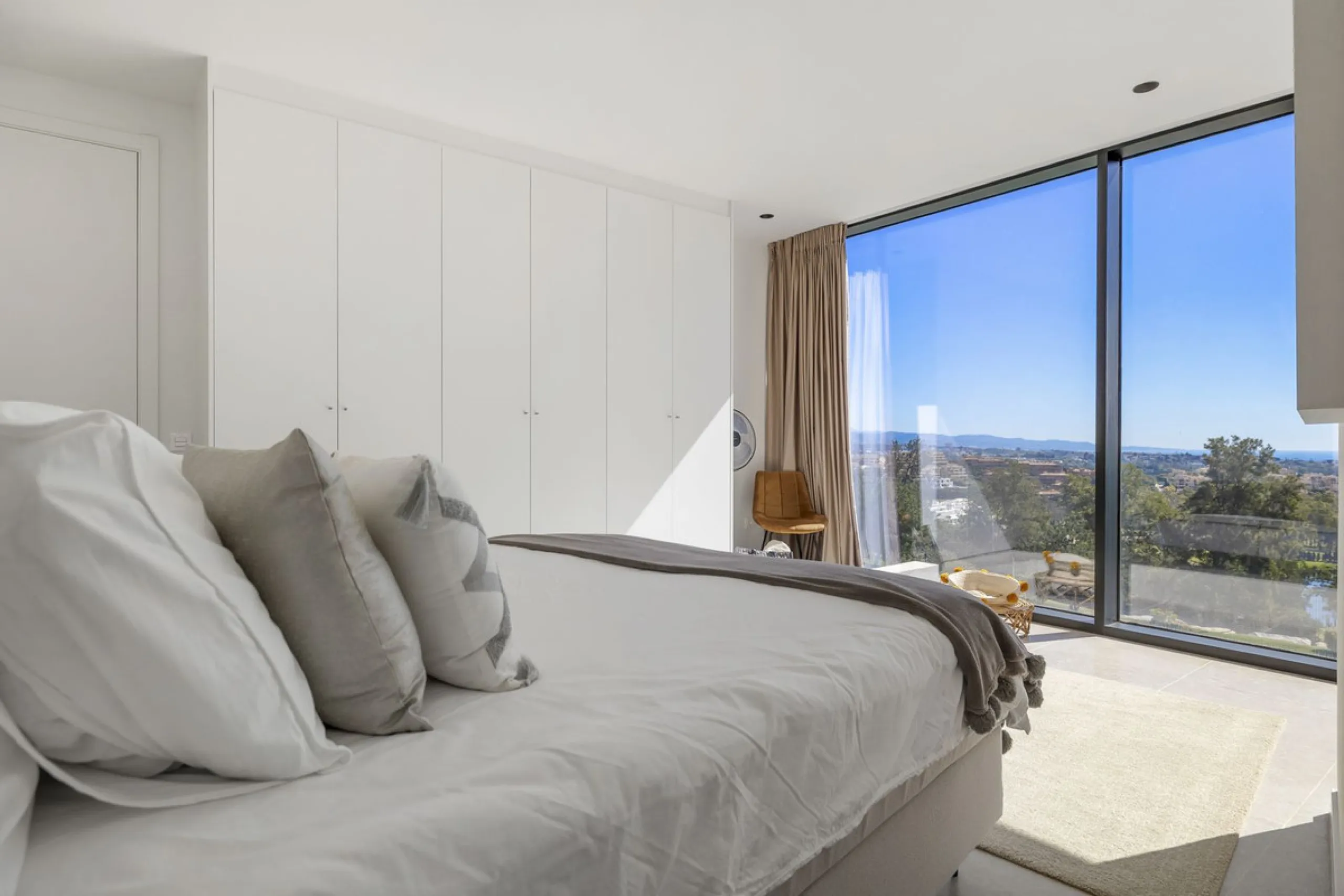Newly built contemporary villa situated in the prestigious urbanization of La Alquería, Benahavís. Positioned frontline golf and facing east to south, the property offers panoramic views of the Mediterranean Sea, the coastline, and the iconic La Concha mo