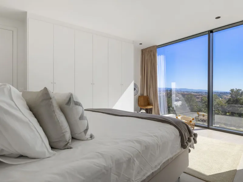 Newly built contemporary villa situated in the prestigious urbanization of La Alquería, Benahavís. Positioned frontline golf and facing east to south, the property offers panoramic views of the Mediterranean Sea, the coastline, and the iconic La Concha mo