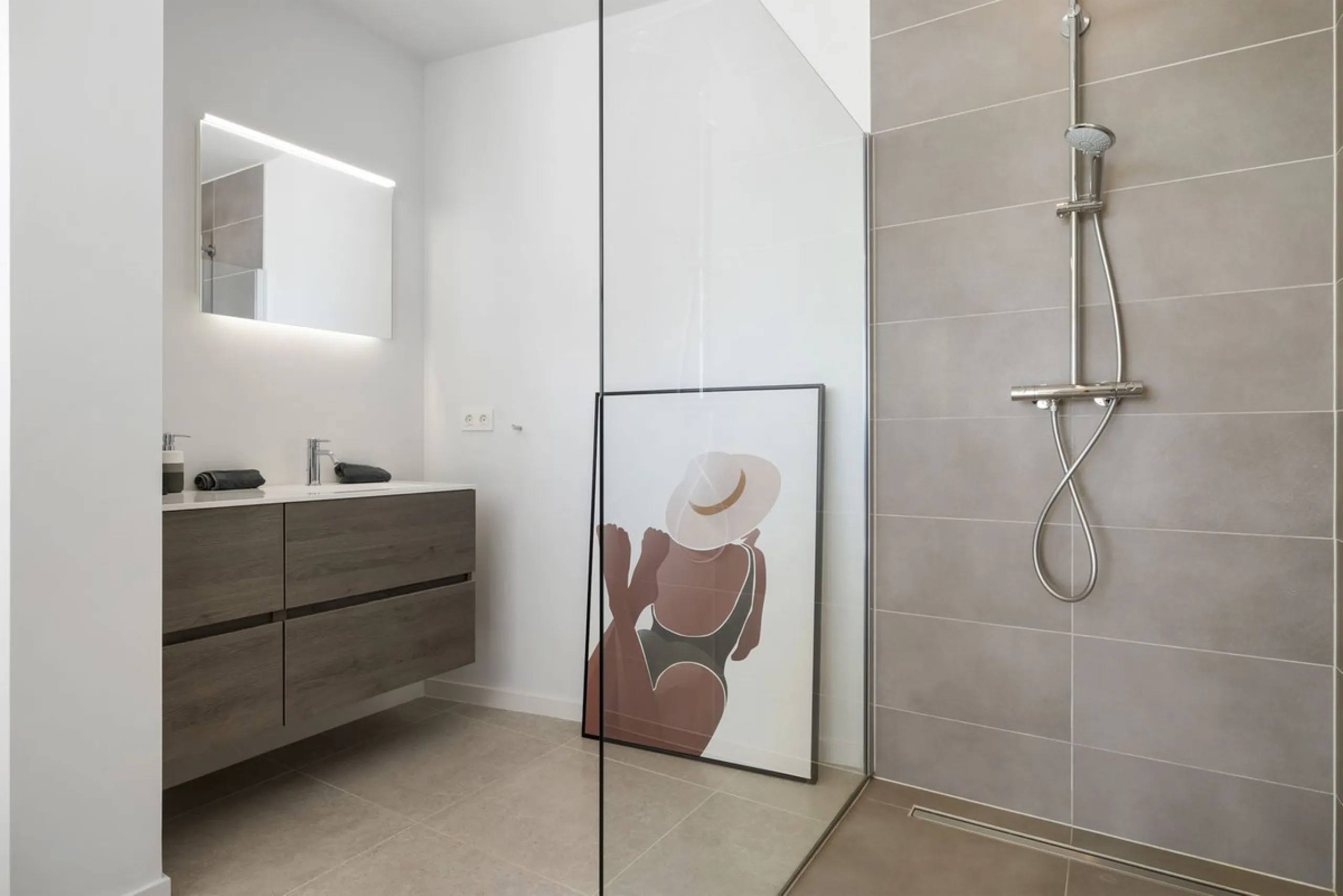 Newly built contemporary villa situated in the prestigious urbanization of La Alquería, Benahavís. Positioned frontline golf and facing east to south, the property offers panoramic views of the Mediterranean Sea, the coastline, and the iconic La Concha mo