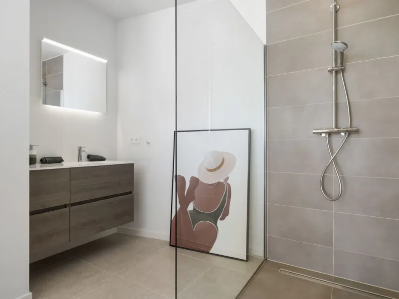 Newly built contemporary villa situated in the prestigious urbanization of La Alquería, Benahavís. Positioned frontline golf and facing east to south, the property offers panoramic views of the Mediterranean Sea, the coastline, and the iconic La Concha mo