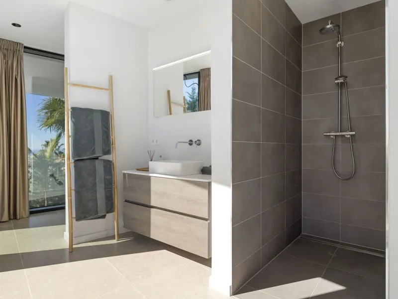 Newly built contemporary villa situated in the prestigious urbanization of La Alquería, Benahavís. Positioned frontline golf and facing east to south, the property offers panoramic views of the Mediterranean Sea, the coastline, and the iconic La Concha mo
