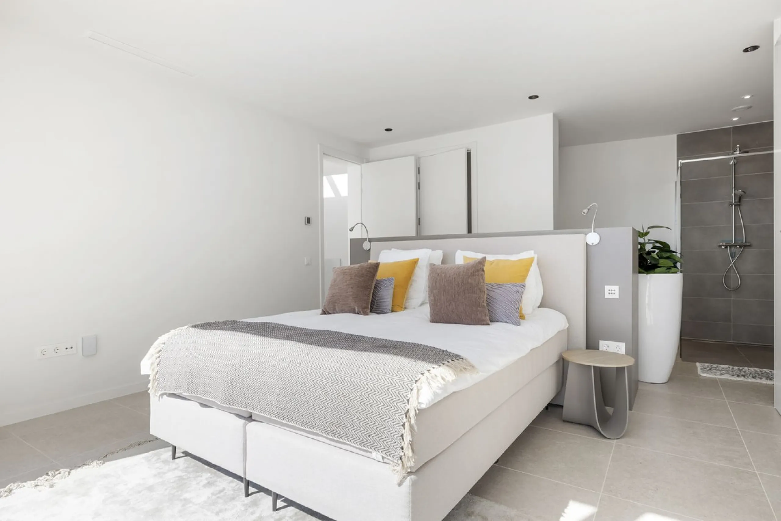 Newly built contemporary villa situated in the prestigious urbanization of La Alquería, Benahavís. Positioned frontline golf and facing east to south, the property offers panoramic views of the Mediterranean Sea, the coastline, and the iconic La Concha mo