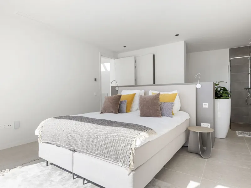 Newly built contemporary villa situated in the prestigious urbanization of La Alquería, Benahavís. Positioned frontline golf and facing east to south, the property offers panoramic views of the Mediterranean Sea, the coastline, and the iconic La Concha mo
