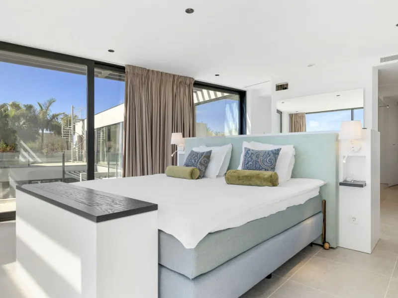 Newly built contemporary villa situated in the prestigious urbanization of La Alquería, Benahavís. Positioned frontline golf and facing east to south, the property offers panoramic views of the Mediterranean Sea, the coastline, and the iconic La Concha mo