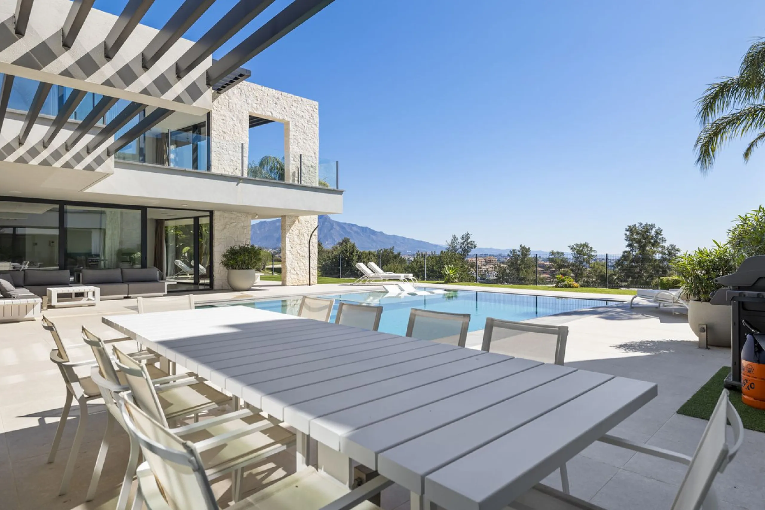 Newly built contemporary villa situated in the prestigious urbanization of La Alquería, Benahavís. Positioned frontline golf and facing east to south, the property offers panoramic views of the Mediterranean Sea, the coastline, and the iconic La Concha mo