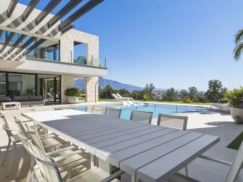 Newly built contemporary villa situated in the prestigious urbanization of La Alquería, Benahavís. Positioned frontline golf and facing east to south, the property offers panoramic views of the Mediterranean Sea, the coastline, and the iconic La Concha mo