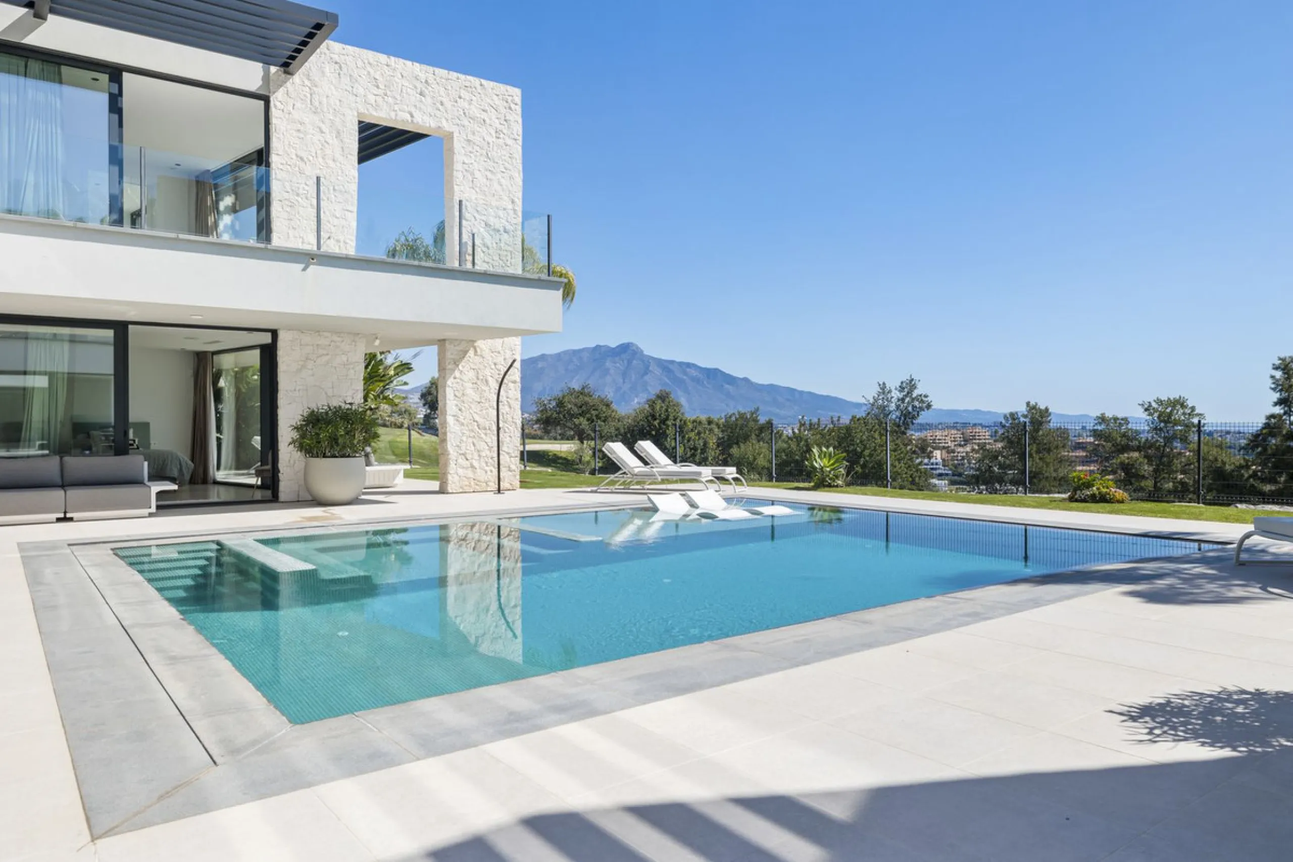 Newly built contemporary villa situated in the prestigious urbanization of La Alquería, Benahavís. Positioned frontline golf and facing east to south, the property offers panoramic views of the Mediterranean Sea, the coastline, and the iconic La Concha mo