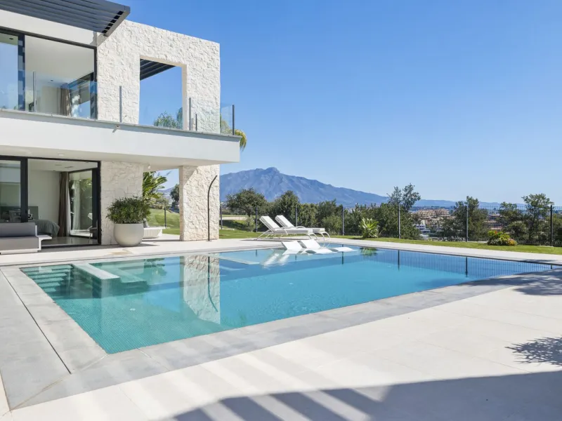 Newly built contemporary villa situated in the prestigious urbanization of La Alquería, Benahavís. Positioned frontline golf and facing east to south, the property offers panoramic views of the Mediterranean Sea, the coastline, and the iconic La Concha mo