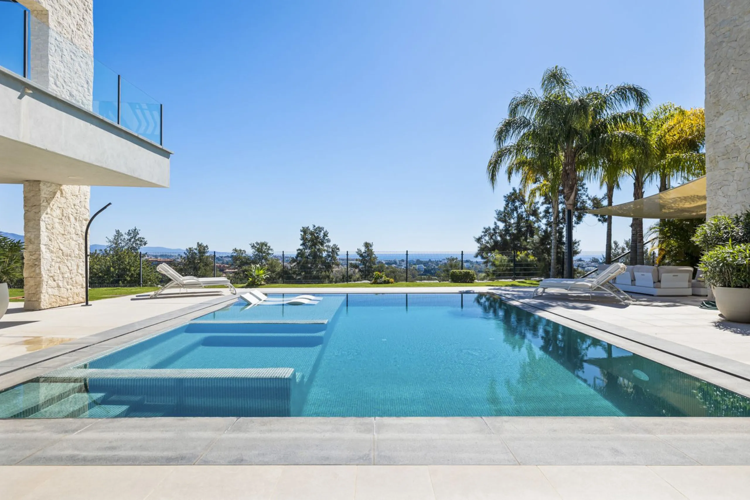 Newly built contemporary villa situated in the prestigious urbanization of La Alquería, Benahavís. Positioned frontline golf and facing east to south, the property offers panoramic views of the Mediterranean Sea, the coastline, and the iconic La Concha mo