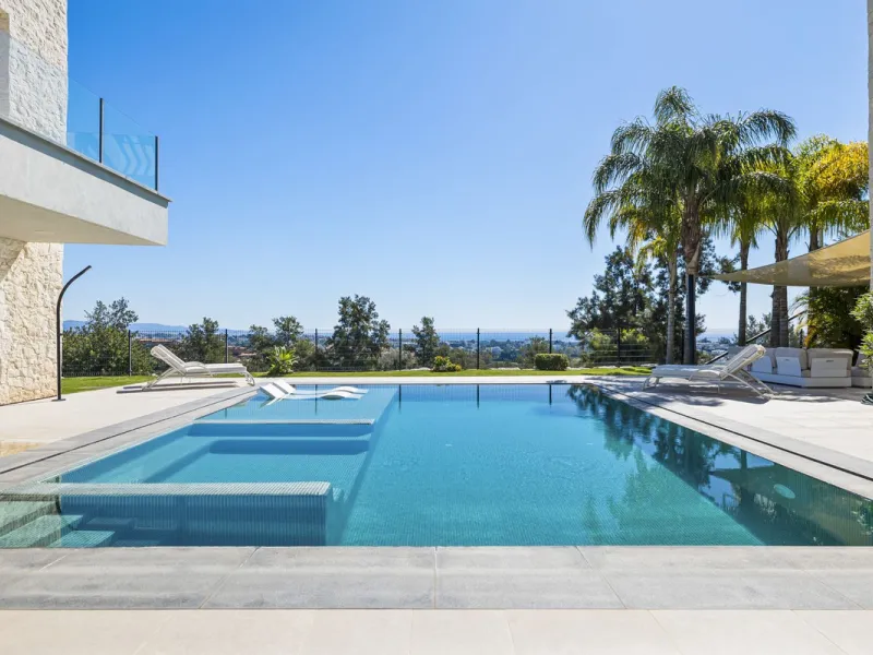 Newly built contemporary villa situated in the prestigious urbanization of La Alquería, Benahavís. Positioned frontline golf and facing east to south, the property offers panoramic views of the Mediterranean Sea, the coastline, and the iconic La Concha mo