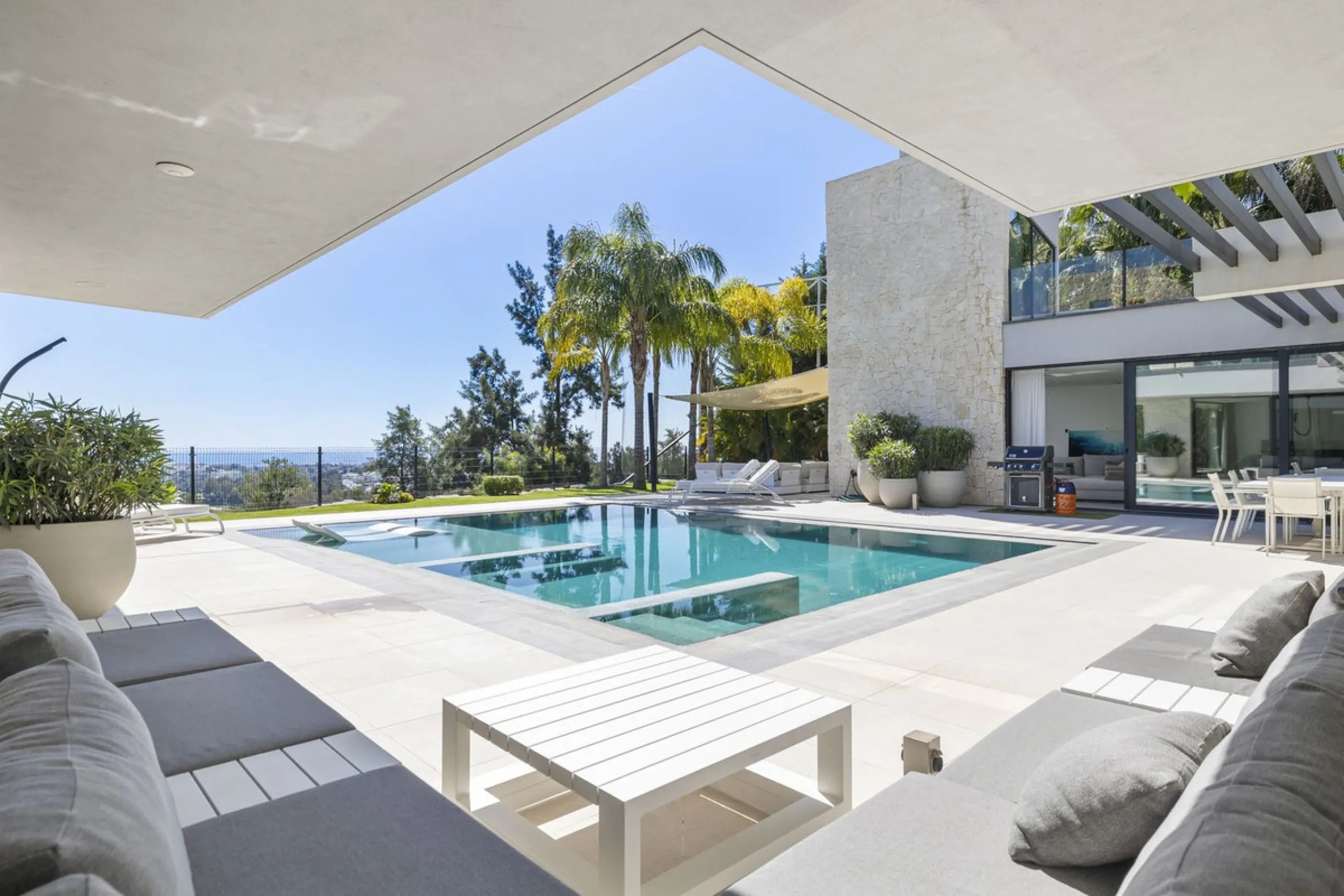 Newly built contemporary villa situated in the prestigious urbanization of La Alquería, Benahavís. Positioned frontline golf and facing east to south, the property offers panoramic views of the Mediterranean Sea, the coastline, and the iconic La Concha mo