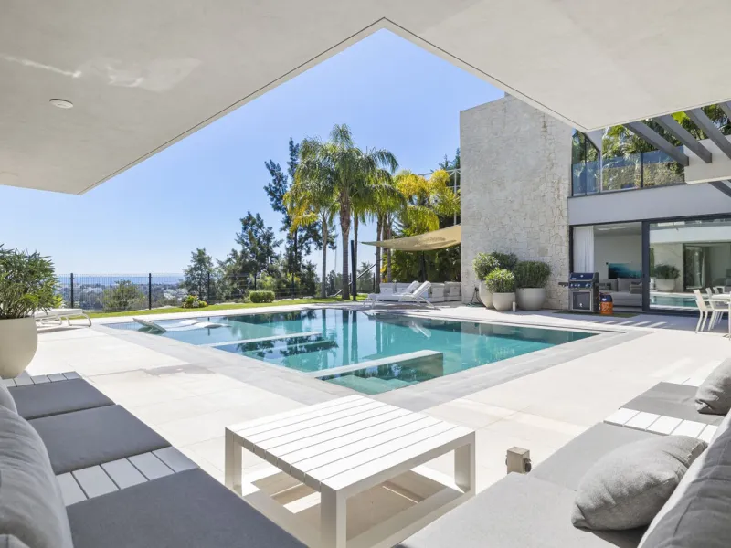 Newly built contemporary villa situated in the prestigious urbanization of La Alquería, Benahavís. Positioned frontline golf and facing east to south, the property offers panoramic views of the Mediterranean Sea, the coastline, and the iconic La Concha mo