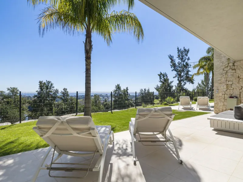 Newly built contemporary villa situated in the prestigious urbanization of La Alquería, Benahavís. Positioned frontline golf and facing east to south, the property offers panoramic views of the Mediterranean Sea, the coastline, and the iconic La Concha mo
