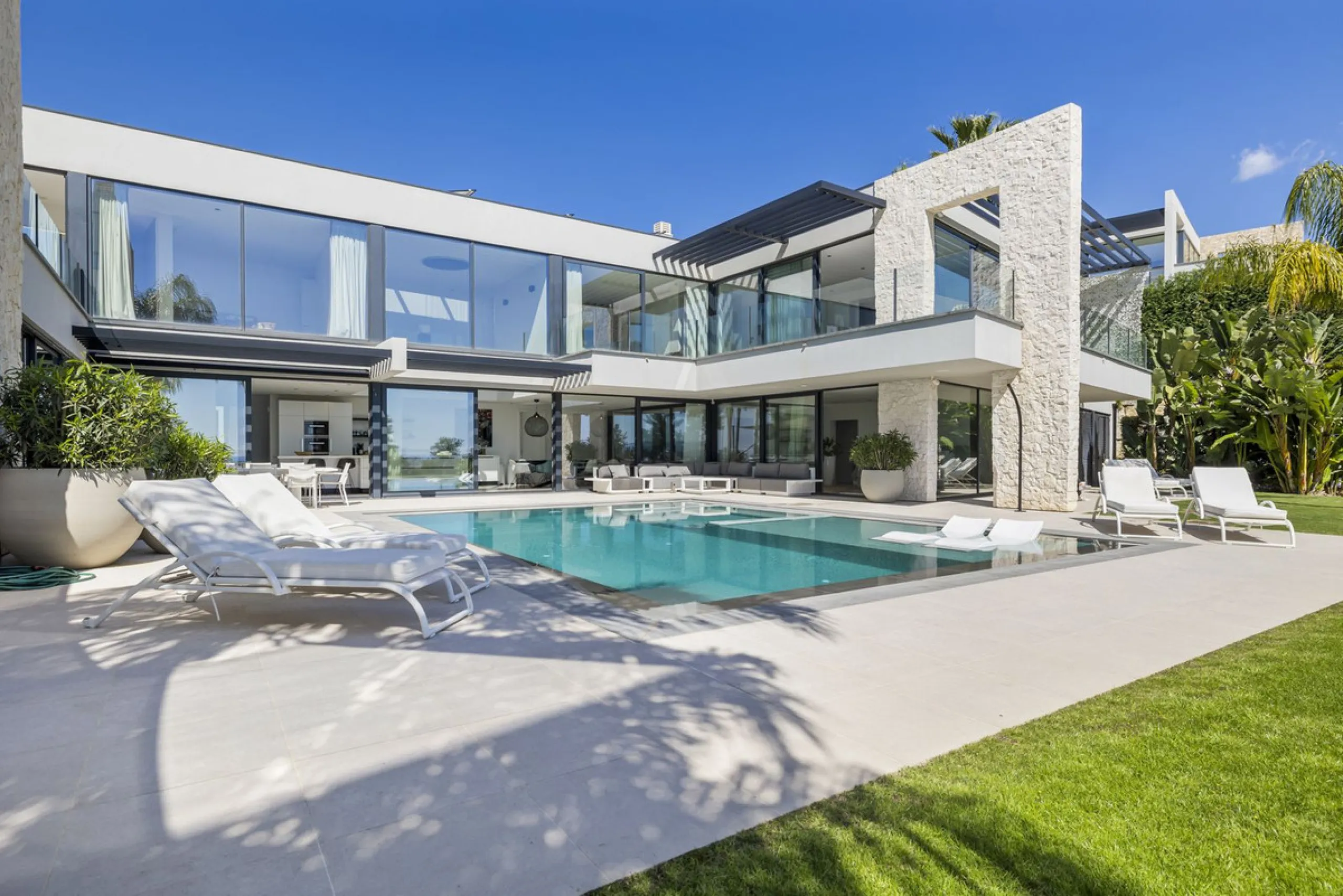 Newly built contemporary villa situated in the prestigious urbanization of La Alquería, Benahavís. Positioned frontline golf and facing east to south, the property offers panoramic views of the Mediterranean Sea, the coastline, and the iconic La Concha mo