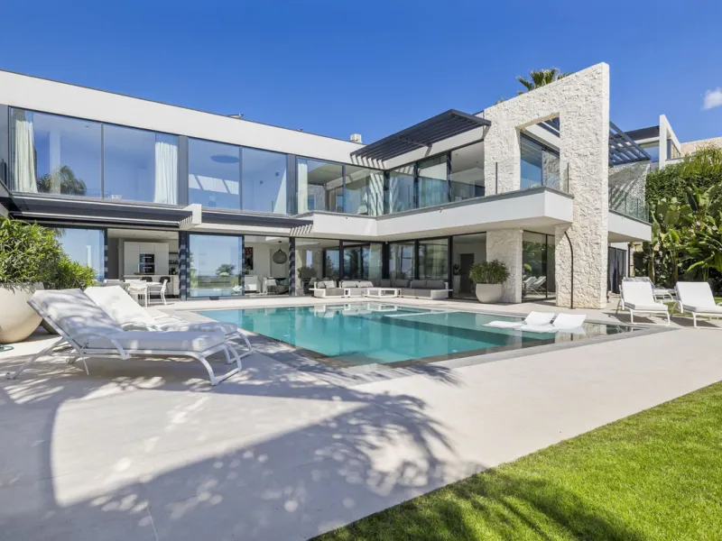 Newly built contemporary villa situated in the prestigious urbanization of La Alquería, Benahavís. Positioned frontline golf and facing east to south, the property offers panoramic views of the Mediterranean Sea, the coastline, and the iconic La Concha mo