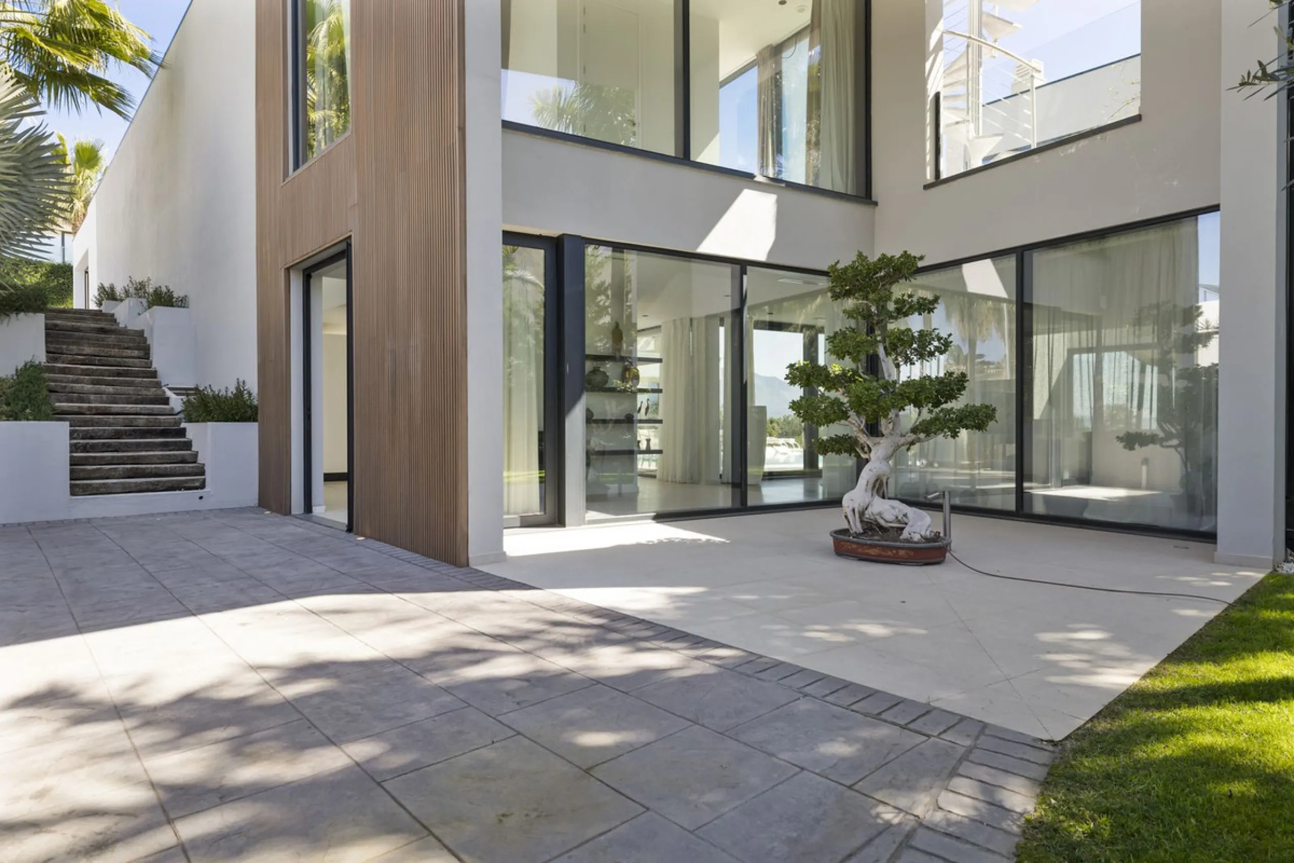 Newly built contemporary villa situated in the prestigious urbanization of La Alquería, Benahavís. Positioned frontline golf and facing east to south, the property offers panoramic views of the Mediterranean Sea, the coastline, and the iconic La Concha mo