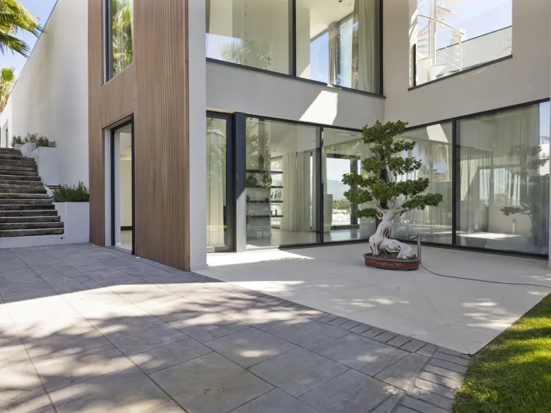 Newly built contemporary villa situated in the prestigious urbanization of La Alquería, Benahavís. Positioned frontline golf and facing east to south, the property offers panoramic views of the Mediterranean Sea, the coastline, and the iconic La Concha mo