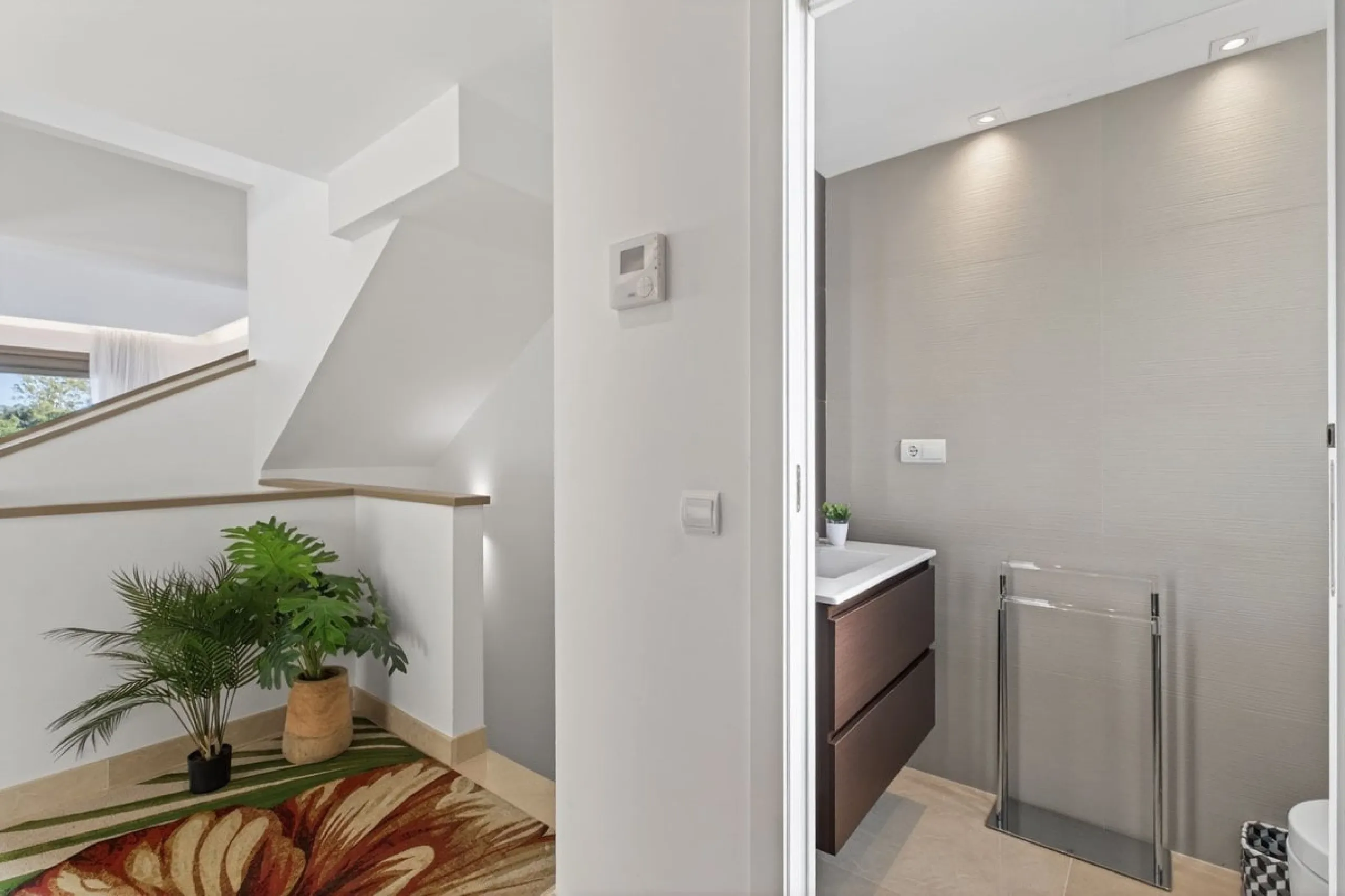Dieses stilvolle Reihenhaus vereint Wohnraum, Natürlichkeit und modernes Design zu einem komfortablen Zuhause – ideal für den dauerhaften Wohnsitz oder als Ferienwohnung. Marmorböden und ein warmes, zeitgenössisches Ambiente zeichnen es aus