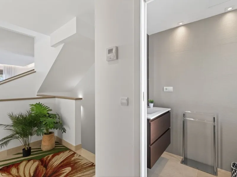Dieses stilvolle Reihenhaus vereint Wohnraum, Natürlichkeit und modernes Design zu einem komfortablen Zuhause – ideal für den dauerhaften Wohnsitz oder als Ferienwohnung. Marmorböden und ein warmes, zeitgenössisches Ambiente zeichnen es aus