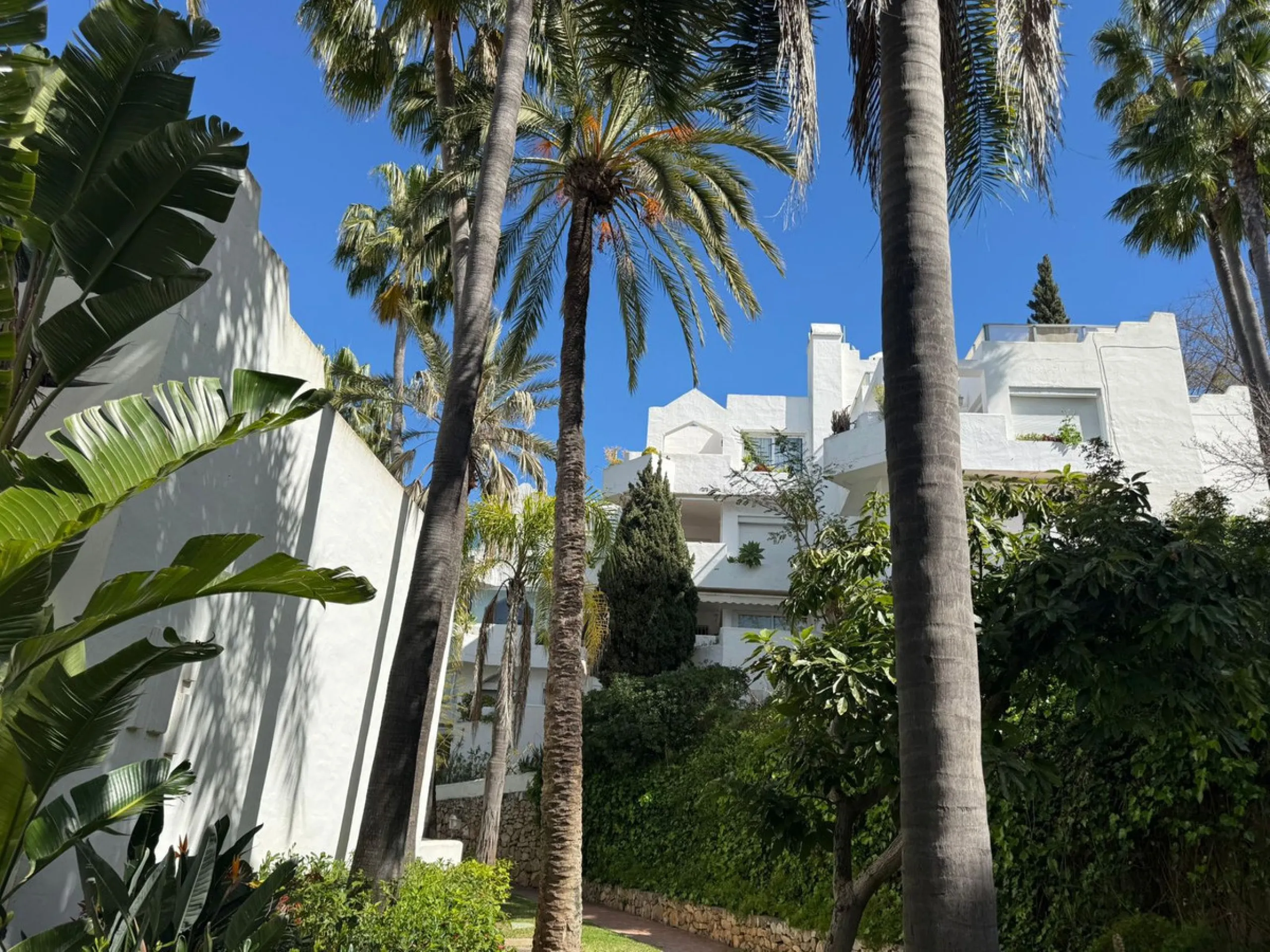 Beautiful south-facing 2-bedroom, 1-bathroom apartment located in La Reserva de Marbella.