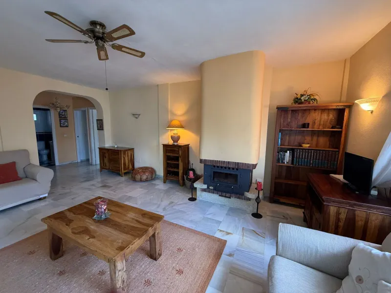 Beautiful south-facing 2-bedroom, 1-bathroom apartment located in La Reserva de Marbella.