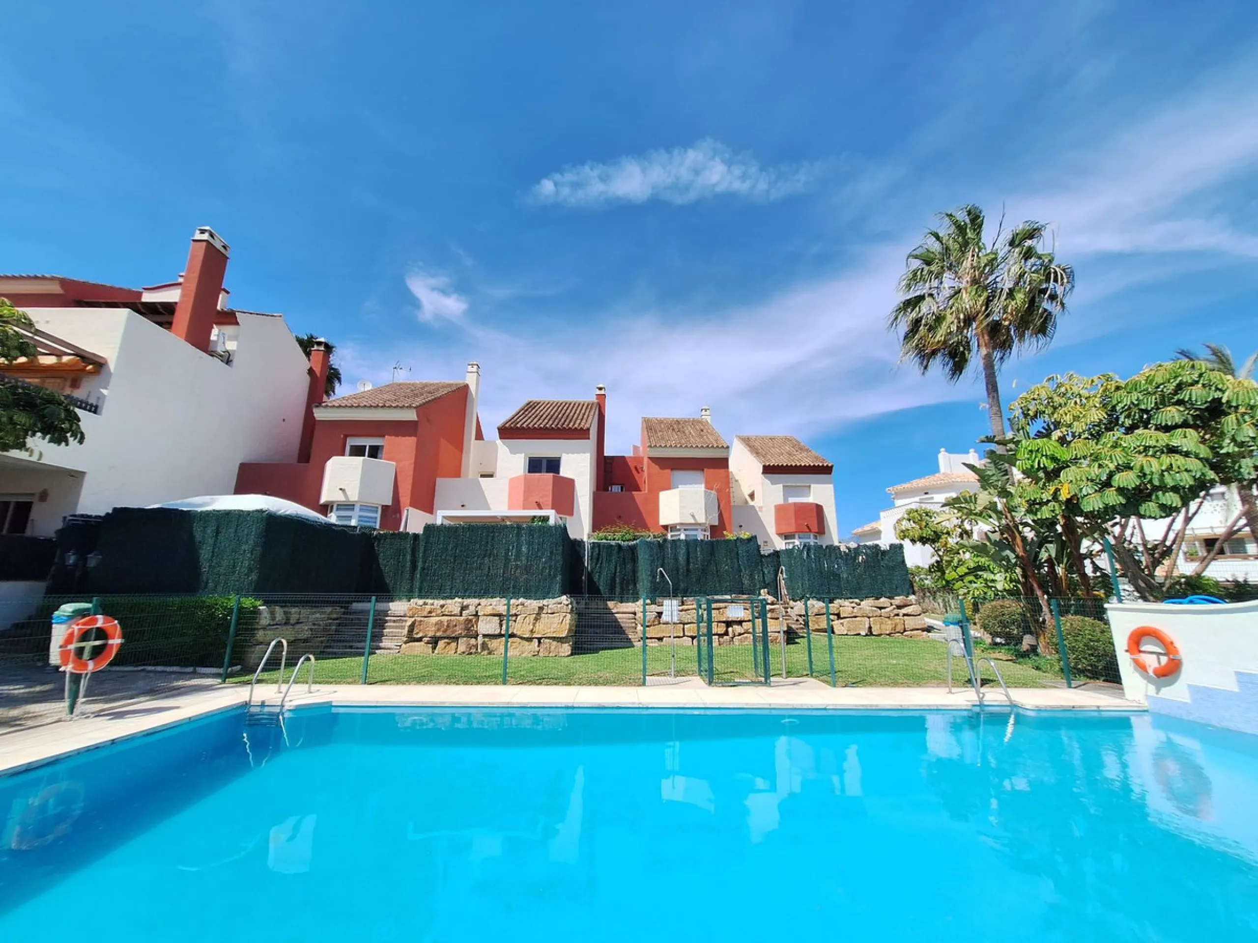House - Townhouse в продаже в Estepona, Málaga. В доме 3 спален и 2 ванных комнат. Площадь дома 155 м²