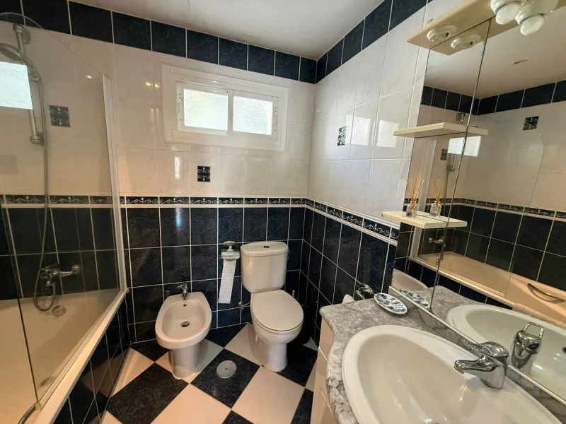 Beautiful south-facing 2-bedroom, 1-bathroom apartment located in La Reserva de Marbella.