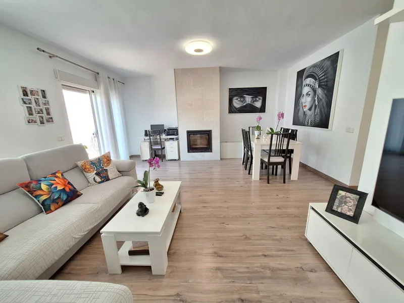 House - Townhouse в продаже в Estepona, Málaga. В доме 3 спален и 2 ванных комнат. Площадь дома 155 м²