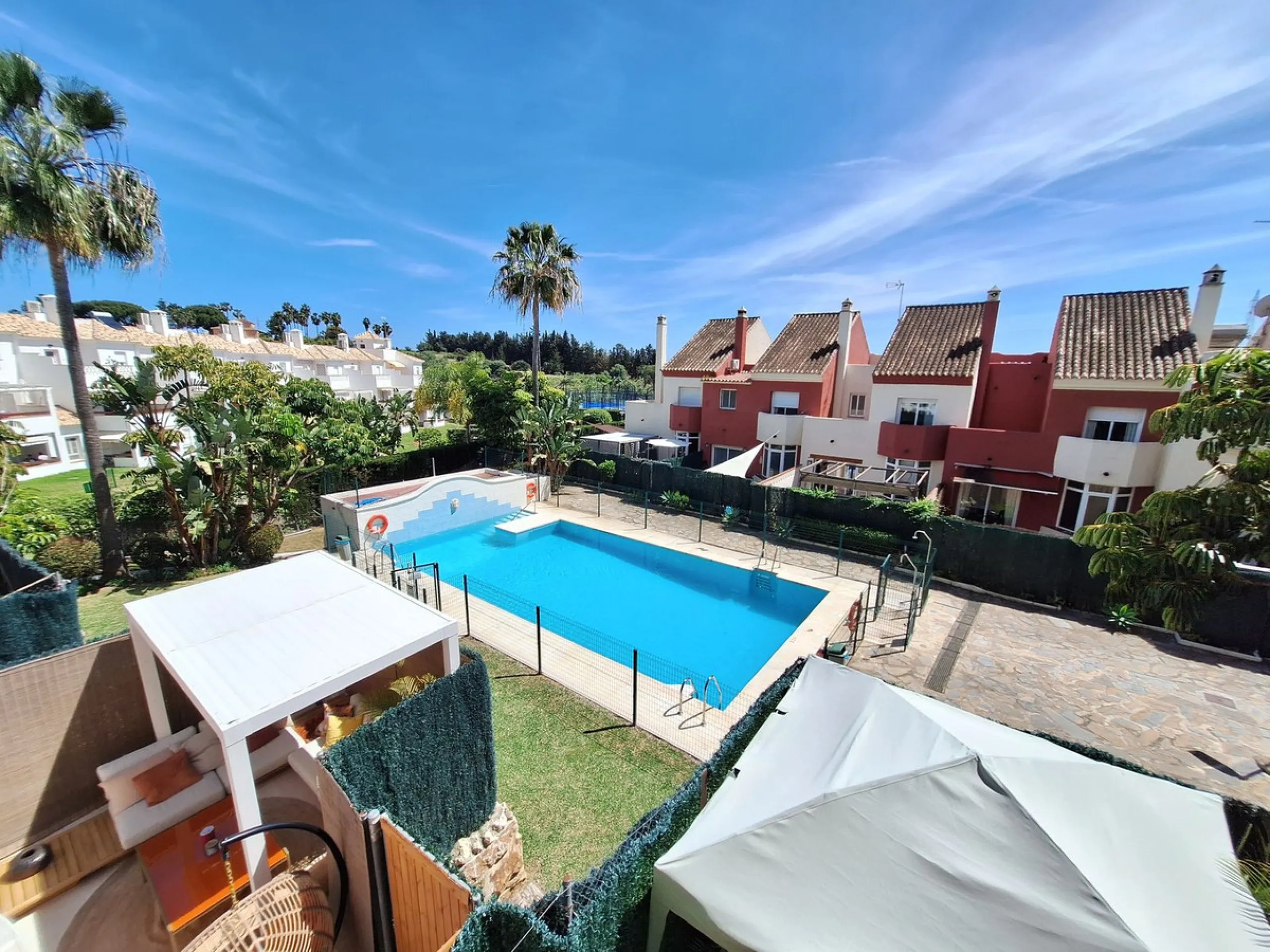 House - Townhouse в продаже в Estepona, Málaga. В доме 3 спален и 2 ванных комнат. Площадь дома 155 м²