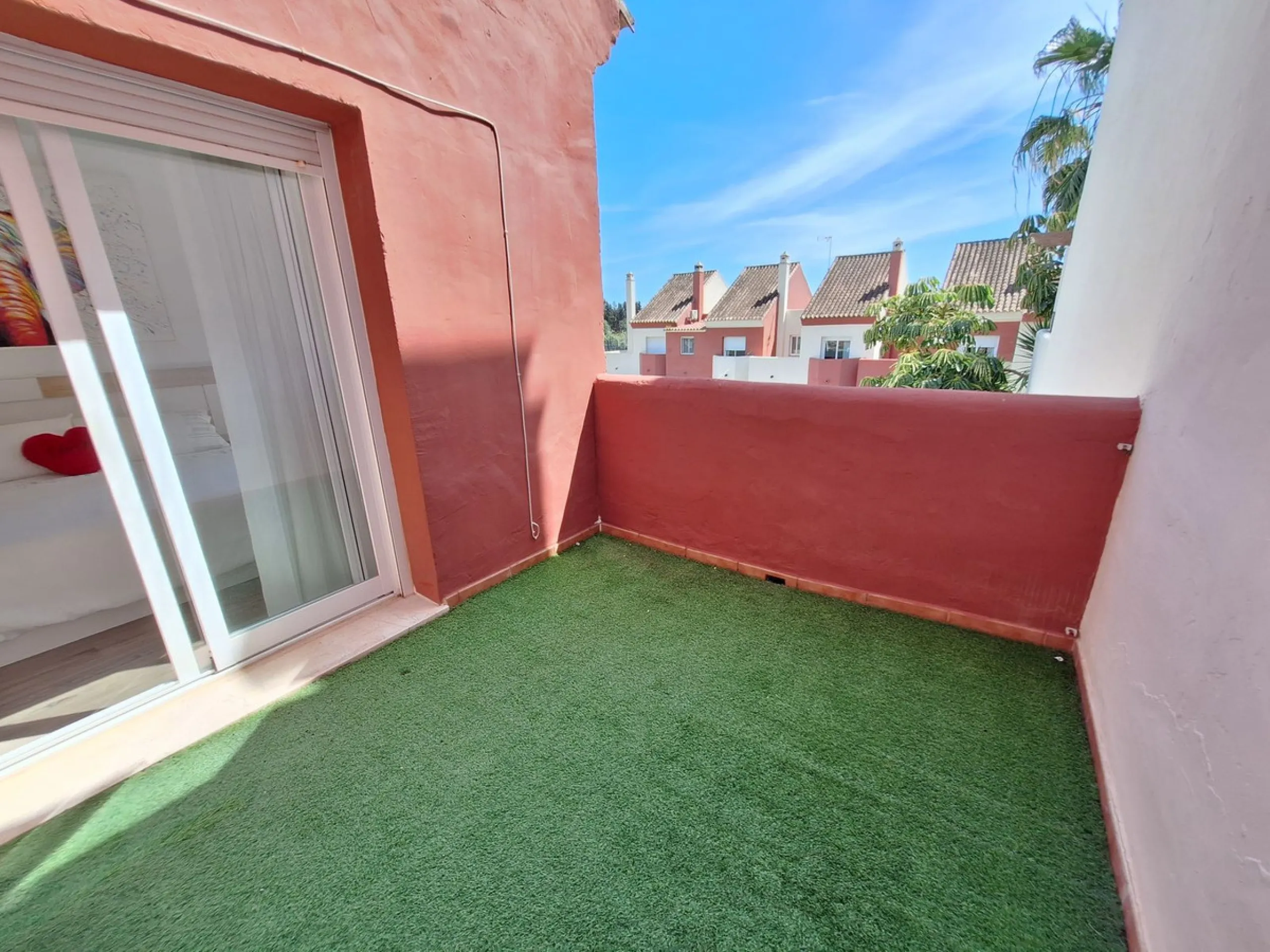 House - Townhouse в продаже в Estepona, Málaga. В доме 3 спален и 2 ванных комнат. Площадь дома 155 м²