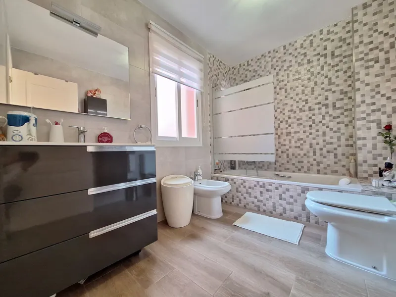 House - Townhouse в продаже в Estepona, Málaga. В доме 3 спален и 2 ванных комнат. Площадь дома 155 м²