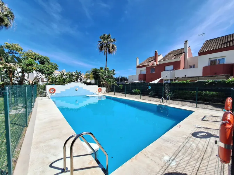 House - Townhouse в продаже в Estepona, Málaga. В доме 3 спален и 2 ванных комнат. Площадь дома 155 м²