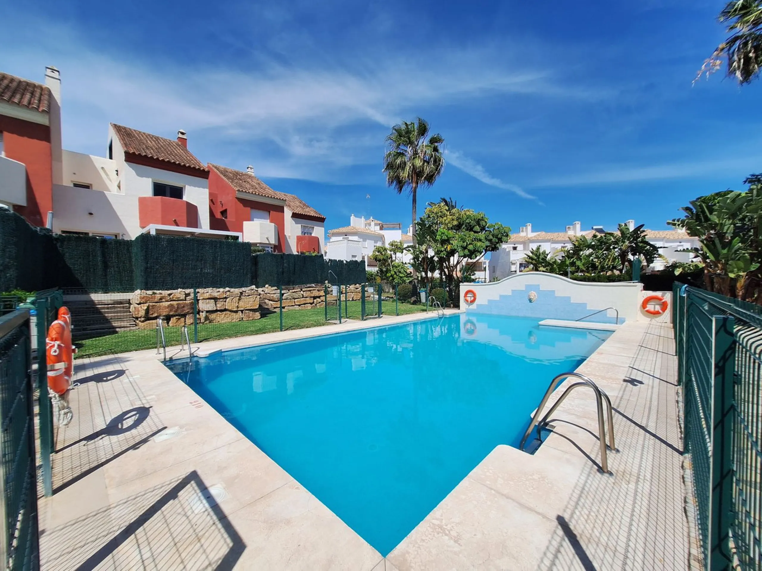 House - Townhouse в продаже в Estepona, Málaga. В доме 3 спален и 2 ванных комнат. Площадь дома 155 м²