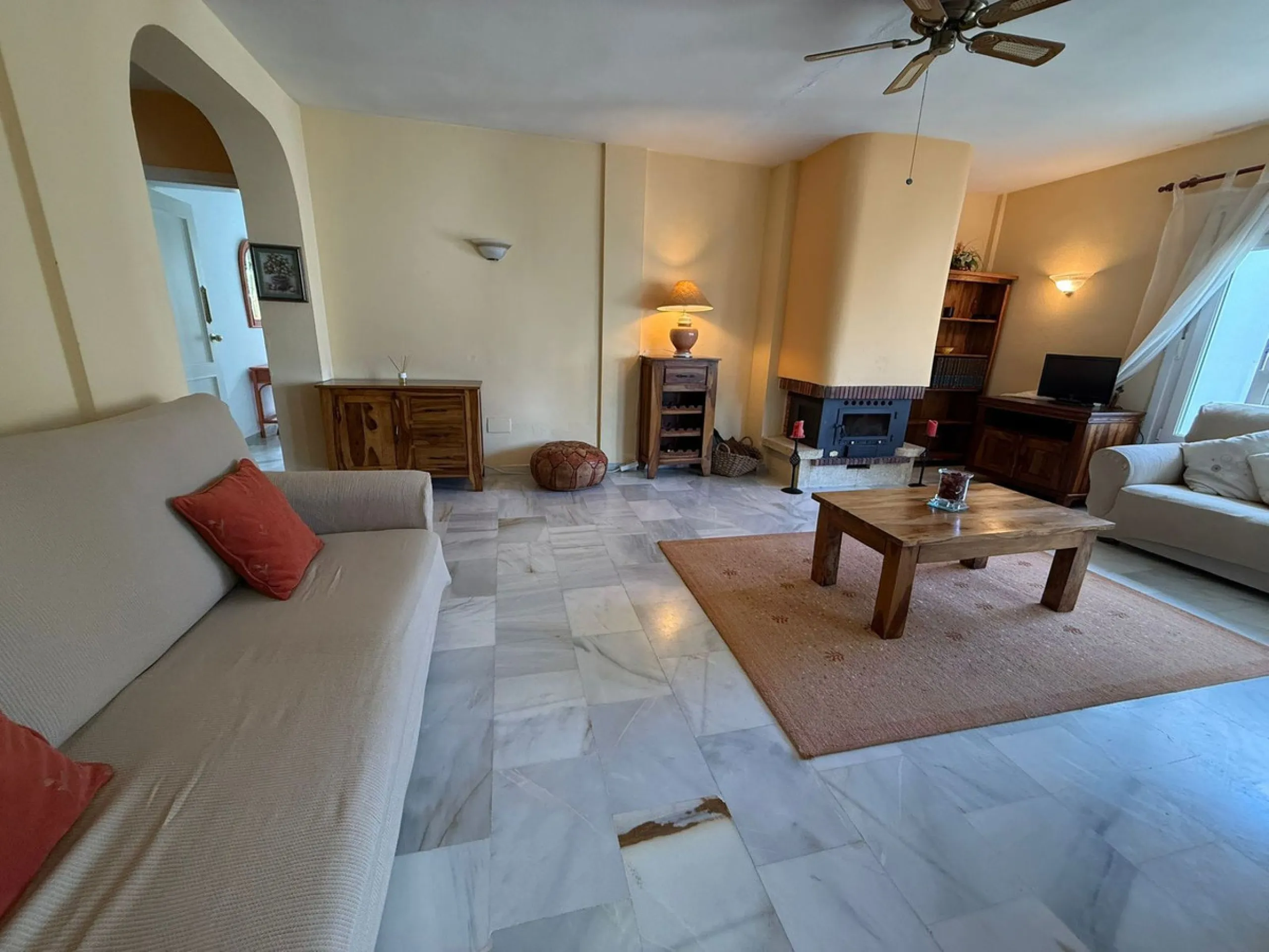 Beautiful south-facing 2-bedroom, 1-bathroom apartment located in La Reserva de Marbella.