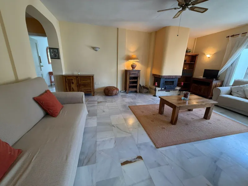 Beautiful south-facing 2-bedroom, 1-bathroom apartment located in La Reserva de Marbella.