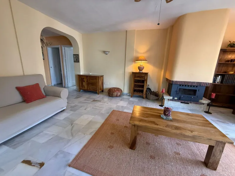 Beautiful south-facing 2-bedroom, 1-bathroom apartment located in La Reserva de Marbella.