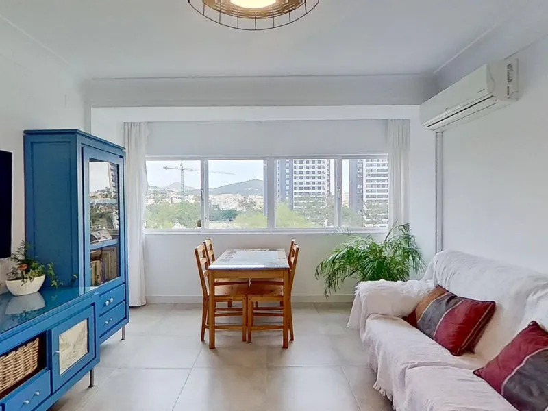 Apartment - Middle Floor Apartment в продаже в Málaga, Málaga. В доме 3 спален и 1 ванных комнат. Площадь дома 73 м²