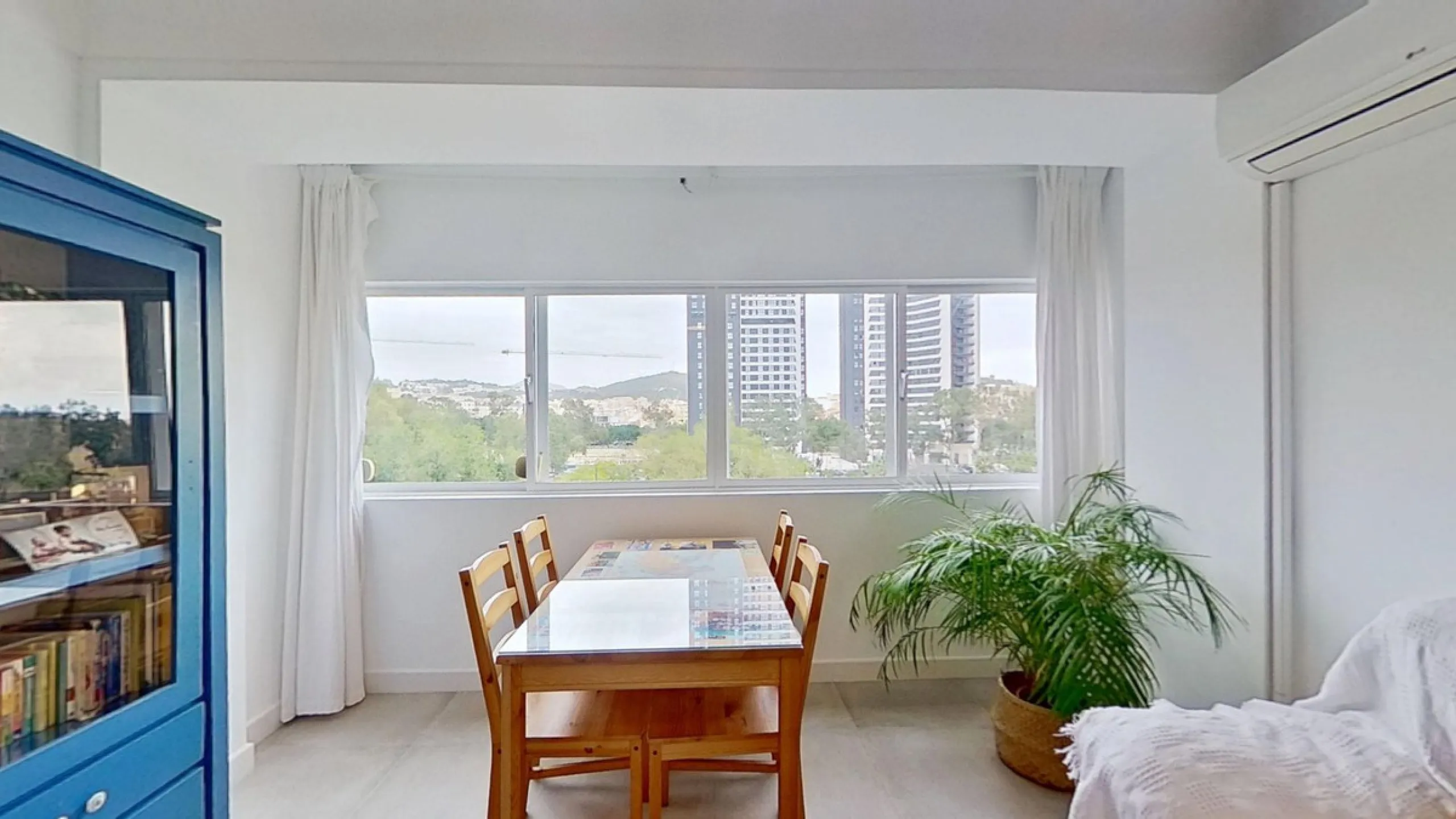 Apartment - Middle Floor Apartment в продаже в Málaga, Málaga. В доме 3 спален и 1 ванных комнат. Площадь дома 73 м²