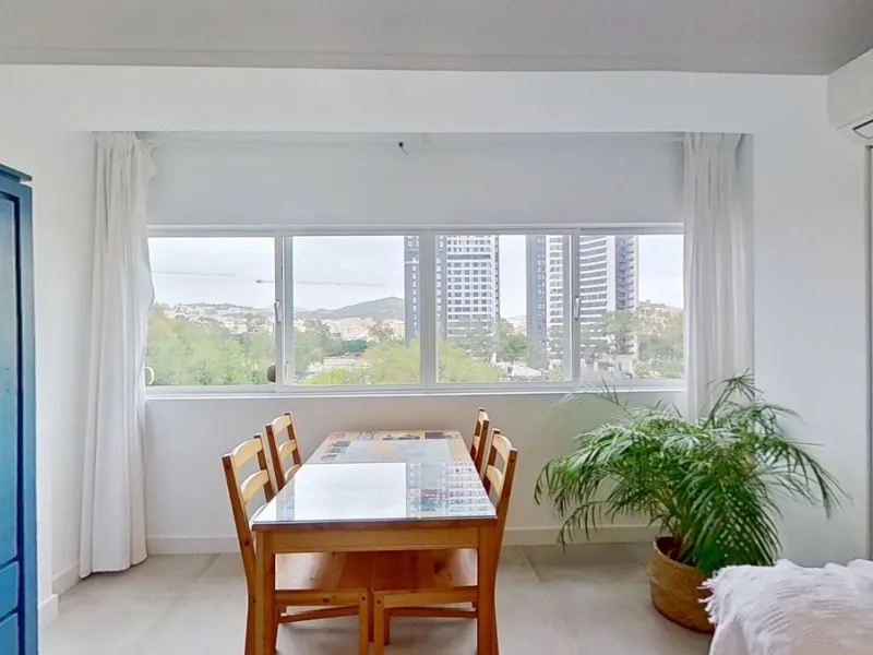 Apartment - Middle Floor Apartment в продаже в Málaga, Málaga. В доме 3 спален и 1 ванных комнат. Площадь дома 73 м²